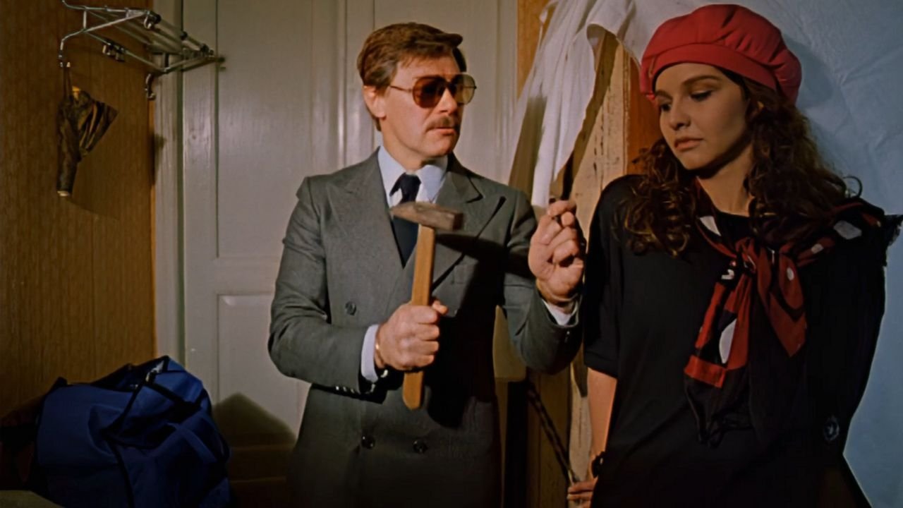 Черная роза – эмблема печали, красная роза – эмблема любви