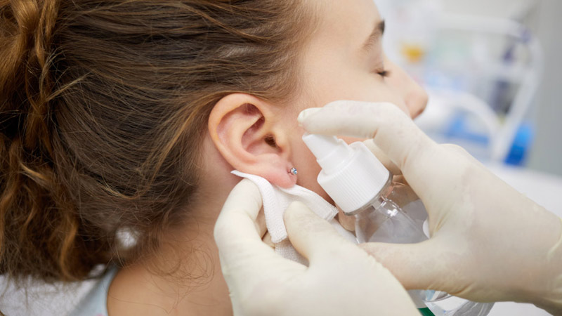 Особливості догляду за проколотими вухами